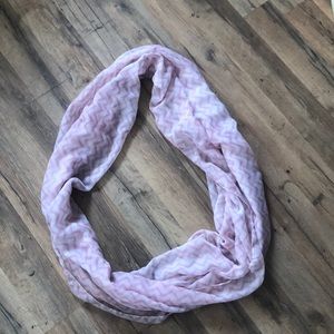 A I can white zigzag striped scarf